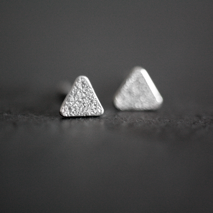 Pendientes de plata en forma de triangulo acabado mate